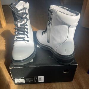 Sorel White Leather Lace Up Boots— Lennox Lace